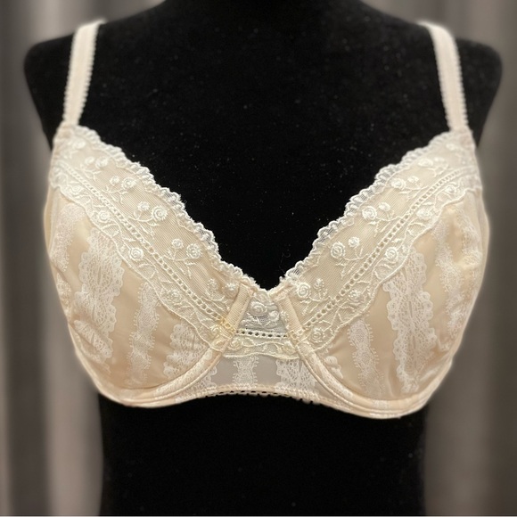 Bra bundle of 3 retro 34C bras - Picture 3 of 11